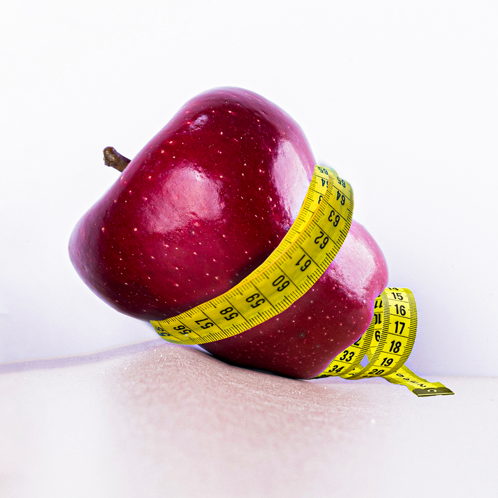 Montage pomme entouré par un mètre